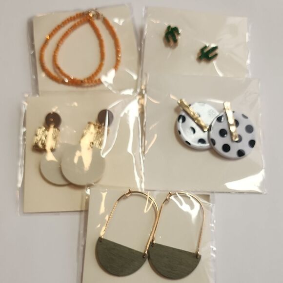 Elegant Mixed Jewelry Set with Gold and Green Accents - Picture 1 of 5